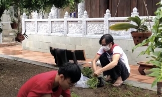 Giữa ồn ào, Hoài Linh lộ vẻ gầy gò, tiều tụy khi xuất hiện trong clip của ca sĩ Hà Thanh Xuân