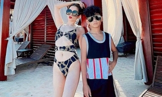 Lần đầu diện áo tắm chụp ảnh cùng con trai, Lệ Quyên vẫn 'ưỡn' vẹo lưng