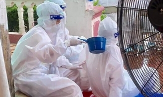 Có thể lây nhiễm Covid-19 qua việc thông khí, tiếp nước khi đang mặc bảo hộ