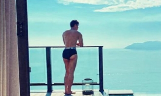  Nathan Lee diện quần tắm bé con không che nổi chỗ cần che