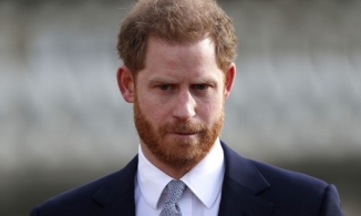 Hoàng tử Harry bị tước bỏ danh hiệu hoàng gia tại triển lãm váy cưới của Diana