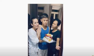 Dân tình lại soi ra 'thái độ lạ' của Hồ Văn Cường khi hôn mẹ ruột và Phi Nhung