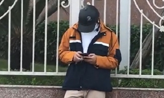 Đi xe vợ không chịu ôm, chồng giận dỗi tấp vào lề đường để... đọc truyện