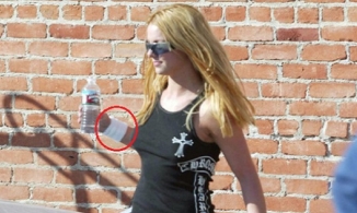 Lý do Britney Spears thường xuyên đeo băng ở cổ tay suốt 13 năm qua