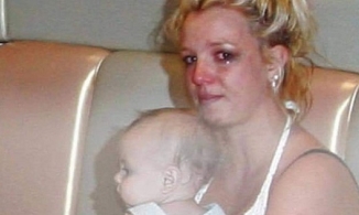 Khoảnh khắc xót xa nhất của Britney Spears: Mang bụng bầu, ôm con khóc trong quán cafe vì bị 321 paparazzi bám đuôi