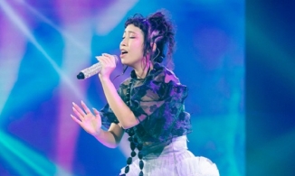 Sau vụ 'nửa tây nửa ta', con gái Mỹ Linh được khen khi hát ca khúc 100% tiếng Việt 