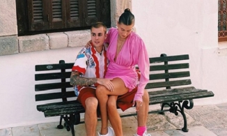 Justin Bieber bế bà xã ngồi trong lòng tình tứ ở Hy Lạp