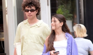 Suri Cruise đã lớn, 15 tuổi cùng bạn trai xuống phố