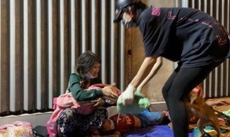 Tiểu Vy ghi điểm khi chạy xe máy thồ gạo đi phát cho người nghèo