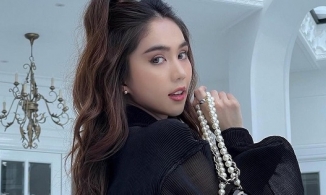 Ngọc Trinh khoe body cong vút với bộ cánh mỏng tanh tại dinh thự Vũ Khắc Tiệp