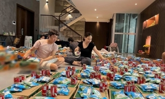 Vợ chồng Cường Đô La lại ghi điểm khi tất bật chuẩn bị quà cho người khó khăn