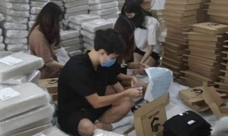 Hậu cách ly, 'Chủ tịch' Văn Toàn xắn tay áo lao vào chốt đơn, đóng hàng cho khách