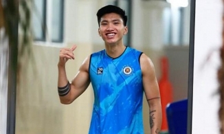 Đoàn Văn Hậu khoe cơ bắp săn chắc, Văn Lâm bình luận gì mà nhận nghìn like?