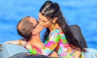 Bella Hadid 'trả đũa' The Weeknd bằng loạt ảnh ôm hôn bạn trai giám đốc đắm đuối