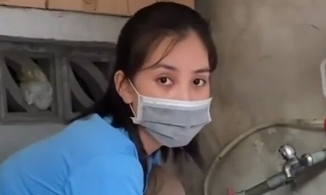 Tiểu Vy đeo khẩu trang ngồi rửa củ cải vẫn 'bão like' thì có bình thường?