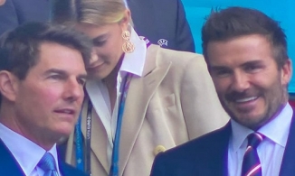 David Beckham và Tom Cruise nổi bật trên khán đài vẫn không giúp Anh thắng 