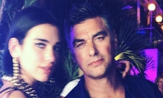 Chụp cùng 'anh bố cực phẩm', sao hạng A Dua Lipa bị lu mờ