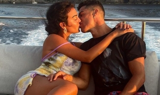 Xả hơi sau Euro, Ronaldo tình tứ bên bạn gái