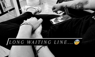 Ngô Thanh Vân nắm chặt tay Huy Trần ở sân bay