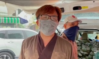 Cứu trợ người dân TP.HCM giữa trời mưa gió, Đại Nghĩa nghẹn ngào khi chỉ phát được mỗi hộ 1 quả trứng