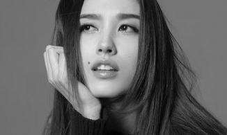 Danh tính cô hầu bàn xinh đẹp trong MV mới của BTS