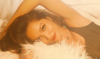 H'Hen Niê tung bộ ảnh 'ở nhà vẫn đẹp' khoe thần thái xuất thần