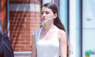 Suri Cruise: Công chúa Hollywood kè kè vệ sĩ nay đã là thiếu nữ 15 tuổi 