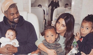 Dù ly hôn, Kim Kardashian vẫn đưa các con đến ủng hộ đêm nhạc chồng cũ