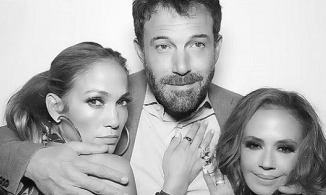 Bạn thân công khai ảnh Ben Affleck ôm trọn Jennifer Lopez vào lòng