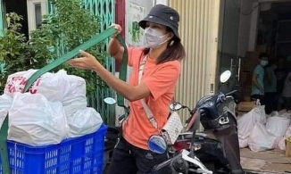 H'Hen Niê không quản nhọc nhằn, mang vác nặng, làm shipper giao hàng 