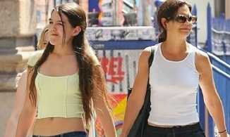 Cùng mẹ đi dạo phố, Suri Cruise nổi bật với vẻ ngoài chuẩn 'sao Hollywood tương lai'