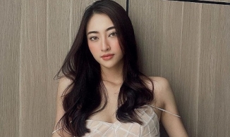 Lương Thùy Linh mặc váy buông lơi dây áo thế này đây