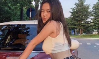 Con gái 18 tuổi của Phượng Chanel khoe nhan sắc ngọt ngào bên xế sang