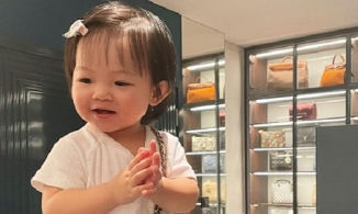Con gái Cường Đô La chuẩn richkid, đeo túi ngàn đô đi dạo... quanh nhà