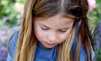 Công chúa Charlotte xinh xắn ở tuổi  trong bức ảnh do Công nương Kate chụp