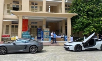 Thủ môn Bùi Tiến Dũng đi thiện nguyện bằng siêu xe, không nề hà tự vác gạo