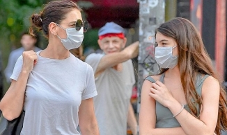 Mặc đồ ở nhà xuống phố, Suri Cruise liên tục lấy tay che chắn