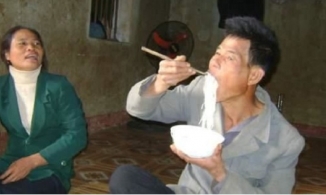 Cuộc sống vất vả của người đàn ông Thanh Hoá ăn 2kg miến, 5 chai mật 1 lúc
