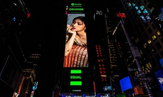 Vừa ra mắt MV mới, Orange được xuất hiện trên Quảng trường Thời Đại Mỹ