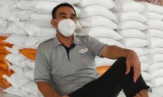 Quyền Linh mải phát gạo không kịp về nhà vì phong tỏa, đành vào chùa tá túc