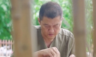 Tài tử Lý Á Bằng bỏ phố về quê làm nông dân, đi chân đất làm vườn