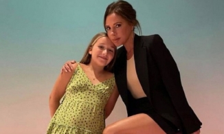 David Beckham và gái út Harper bị lu mờ trước đôi chân của Victoria 