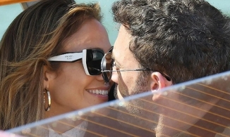 Jennifer Lopez và Ben Affleck quấn quít nhau không rời tại Venice