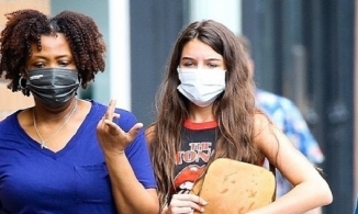 'Công chúa Hollywood' Suri Cruise mặc áo ba lỗ quần chun xuống phố 