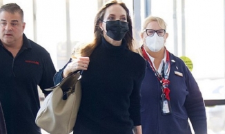 Angelina Jolie thành tâm điểm ở sân bay vì ngoại hình quyến rũ ở tuổi 45