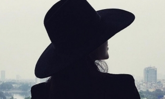 Linh Rin đăng ảnh tối om, Hoa hậu Phạm Hương vẫn vào khen nức nở