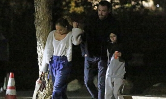Cặp đôi Jennifer Lopez - Ben Affleck tình tứ đưa các con đi xem phim
