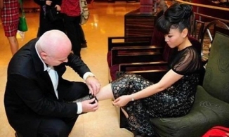 Chồng Tây của Thu Minh giữ thói quen buộc dây giày cho vợ suốt 1 thập kỷ