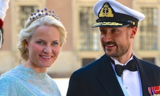 Chuyện tình cổ tích của Thái tử Na Uy với bà mẹ đơn thân làm nghề bồi bàn