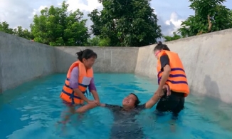 Thơ Nguyễn lại kéo trẻ em vào trò chơi bạo lực mô phỏng Squid Game 